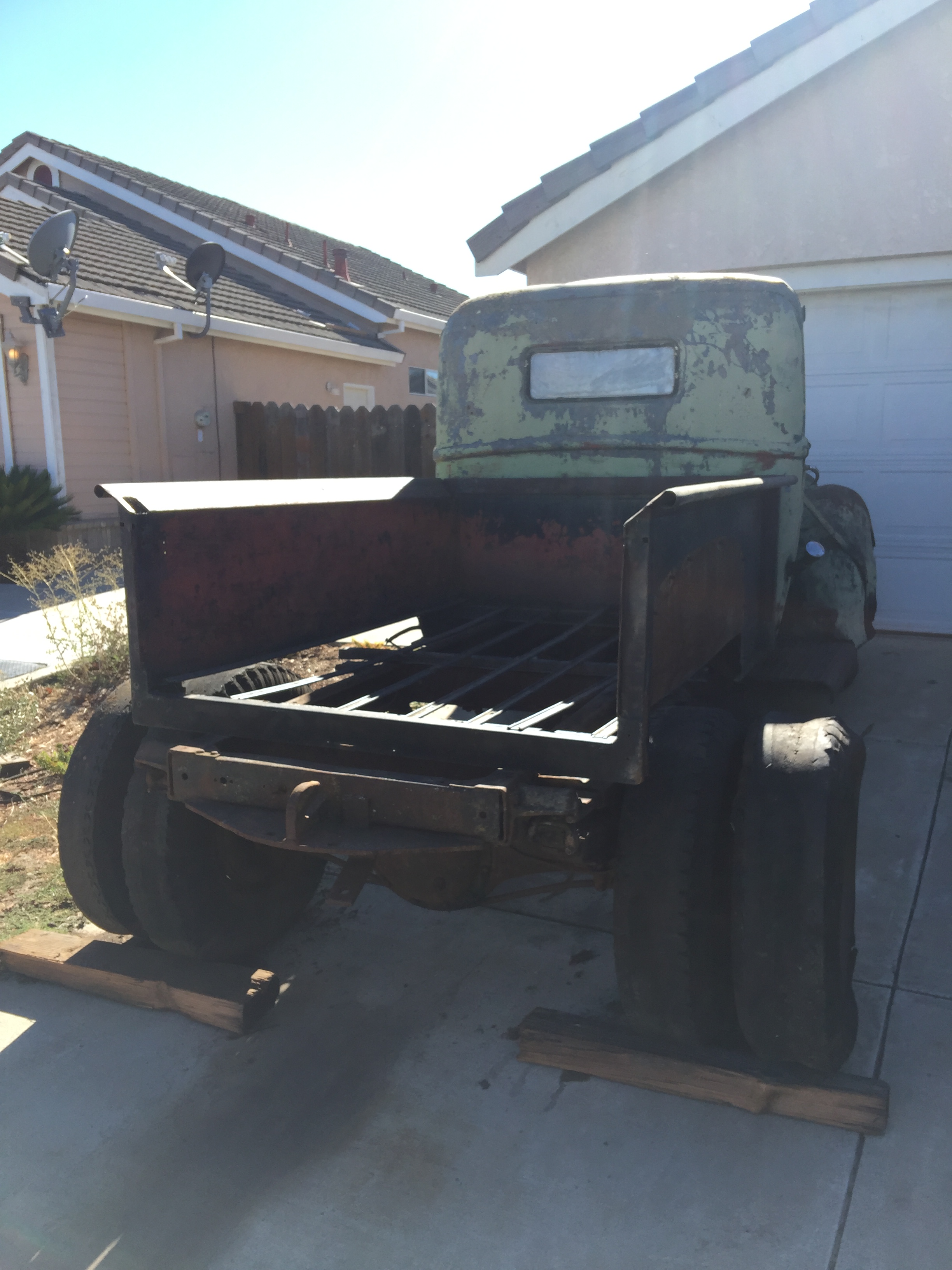 1941 ford truck - 41 ford truck - rear end shenanigans - mounting and locating a dana 60, rear fenders and more